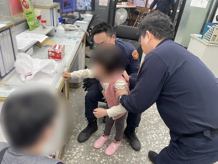 警方在女童身後施以哈姆立克法急救。翻攝畫面