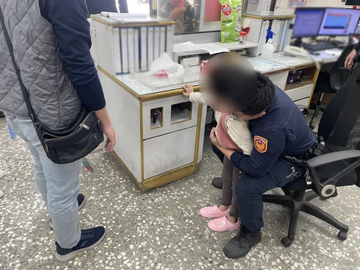 5歲女童糖果卡喉！父母急衝派出所求援　警哈姆立克法施救