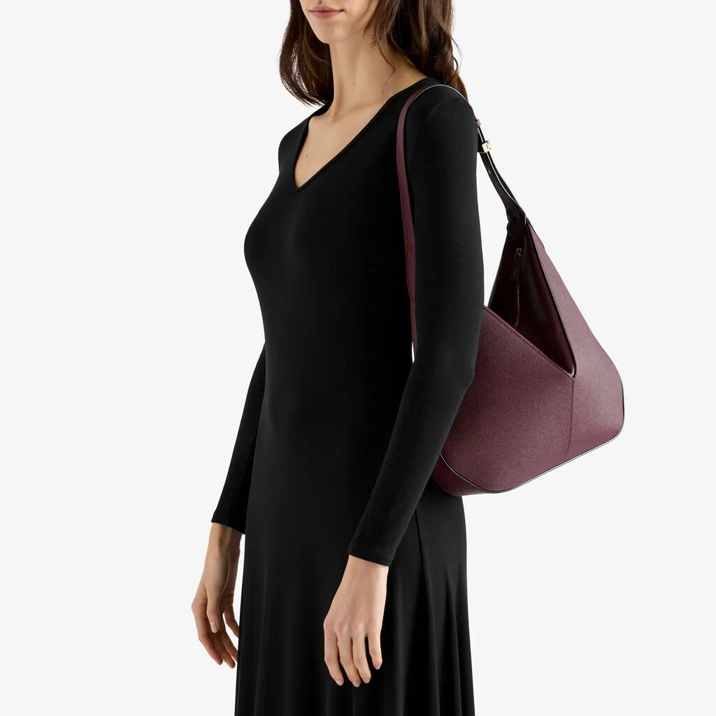 VIVI Hobo包款以柔和輪廓於莧紫紅色調中展現低調而溫潤的節慶日常。品牌提供