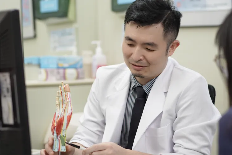 魏伯翰醫師呼籲，手部出現不明腫塊應儘早就醫，避免腫瘤增大影響日常生活。中港澄清醫院提供