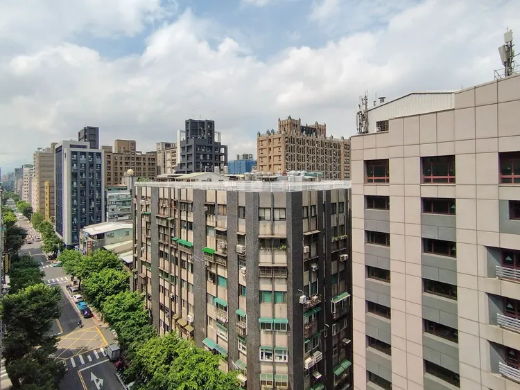 中山區林森北路近一年電梯大樓平均總價為1412萬元，名列第二便宜，交易量更高達96件，為榜上第一。永慶房產集團提供