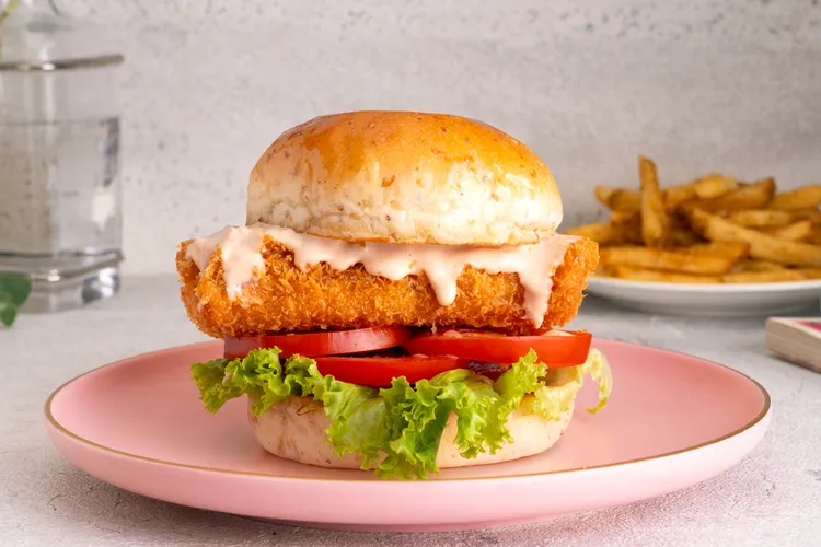 週二香酥厚切鮮魚麥漢堡，嚴選台灣東部海域捕撈的鬼頭刀，外酥內嫩的魚肉搭配白酒醋酸黃瓜美乃滋，大口感受鮮味爆擊。業者提供