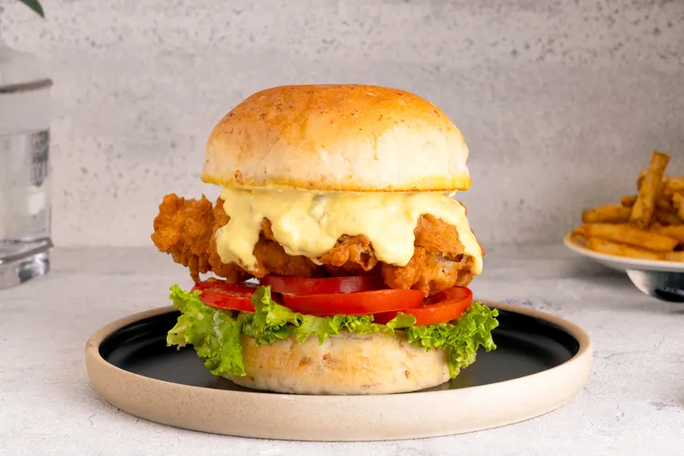 週三經典爆脆芥末雞麥漢堡，現炸雞腿排一口咬下酥脆作響，芥末籽香氣與微酸醬汁層層堆疊，是人見人愛的經典美食。業者提供