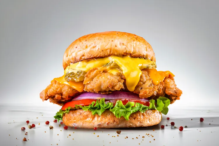 週五椒麻微醺脆雞麥漢堡，刷嘴的花椒香氣微麻不過辣，搭配主廚特製醬汁，爽度爆表的迷人風味為倒數下班揭開序幕。業者提供