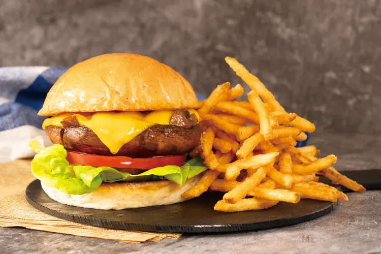 週一蔬食無肉日的原野香烤波特菇漢堡，以厚實多汁的波特菇吸飽蜂蜜芥末，清爽酸甜開胃。業者提供