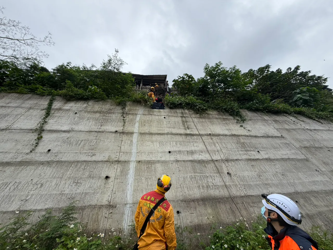 婦人墜落5米深邊坡警消垂降救人。消防局提供