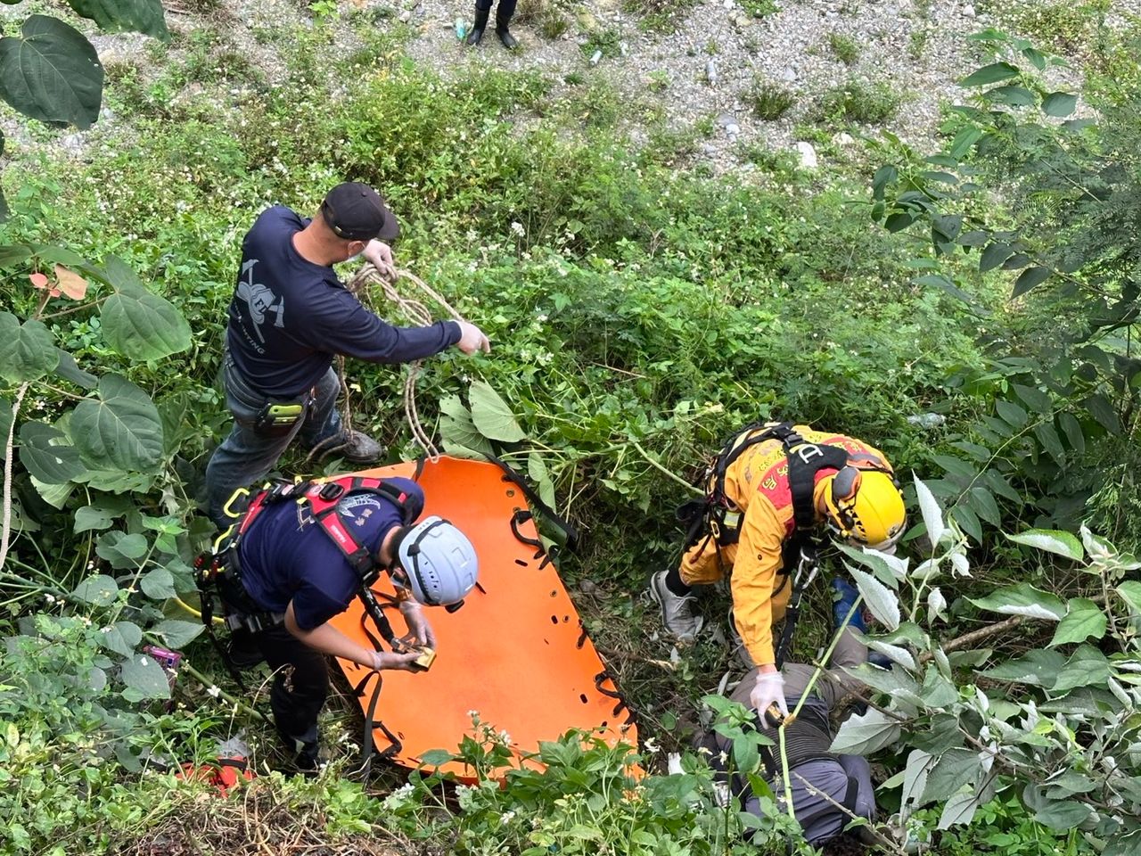 花蓮70歲婦墜5米邊坡 警消救起已無生命跡象