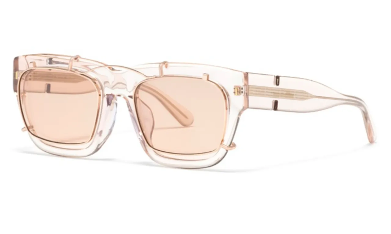 透過框線的交錯與鏡片顏色的深淺重合，在臉部輪廓上創造空間深度。翻攝JINS官網