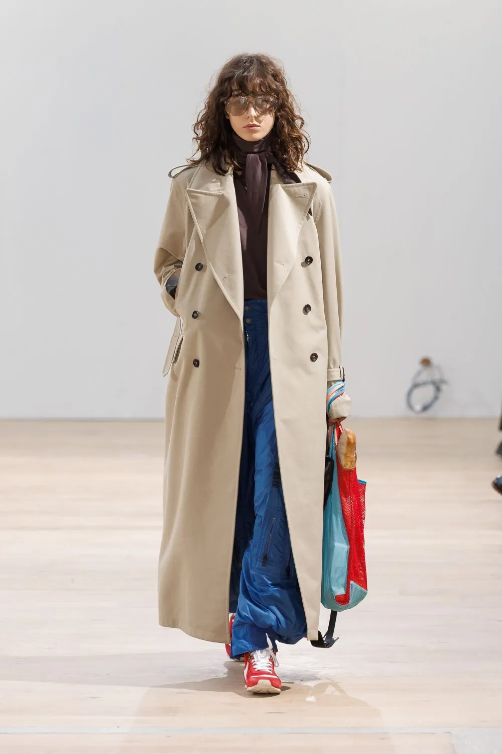 不同線條的鏡框在臉部輪廓上創造空間深度與動態表情。品牌提供