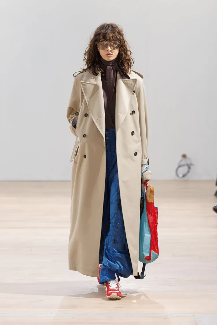 不同線條的鏡框在臉部輪廓上創造空間深度與動態表情。品牌提供