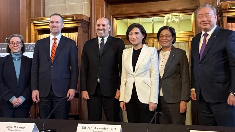 台美關稅談判日前落幕，左起為AIT執行理事藍鶯、美國貿易代表葛里爾、美國商務部長盧特尼克、行政院副院長鄭麗君、總談判代表楊珍妮、駐美代表俞大㵢。行政院提供