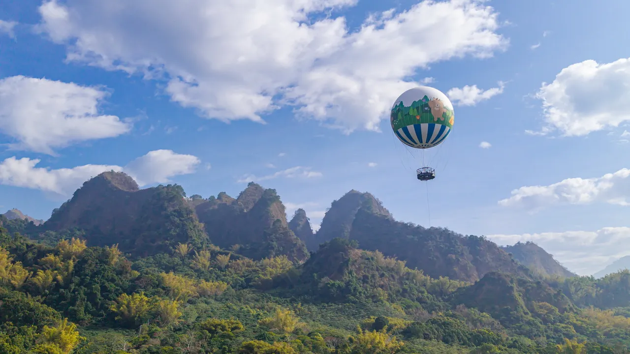 搭乘氦氣球升高，可將九九峰美景盡收眼底。南投縣政府提供