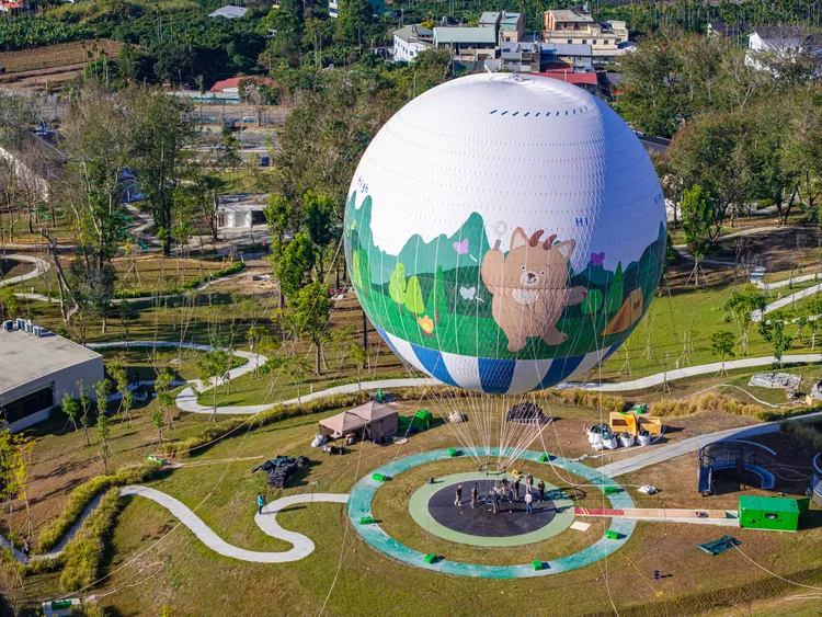 九九峰氦氣球樂園擁有全台首座繫留式氦氣球觀光體驗設施。縣府提供