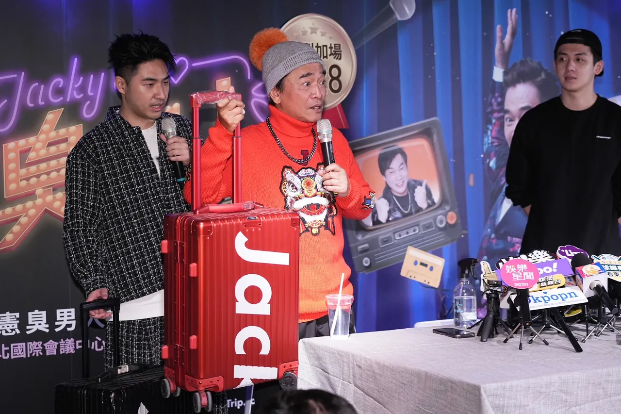 吳宗憲演唱會加場記者會，不忘推銷自家產品。彭欣偉攝