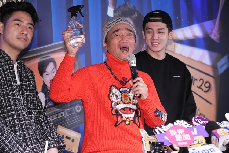 吳宗憲記者會展示自家產品優點，宛如帶貨現場。彭欣偉攝