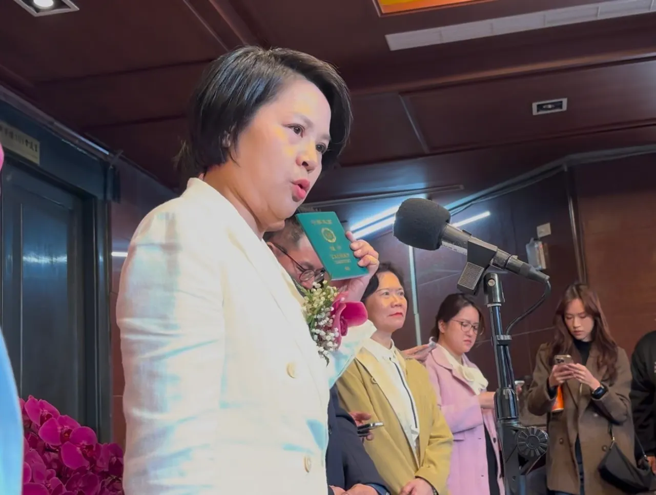 民眾黨立委李貞秀拿出她的中華民國護照。邱筠媜攝