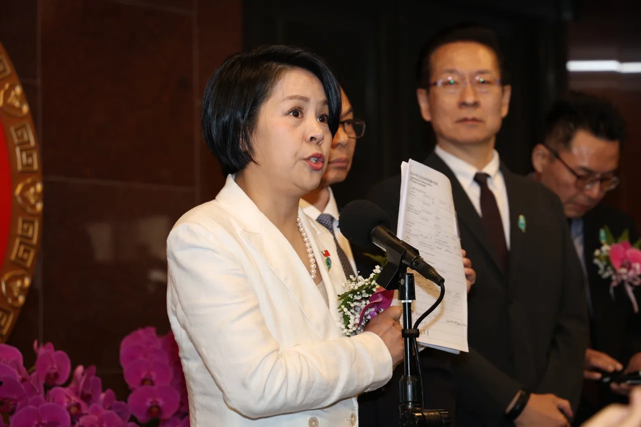 民眾黨立委李貞秀出示申請放棄中國籍申請文件。莊宗達攝