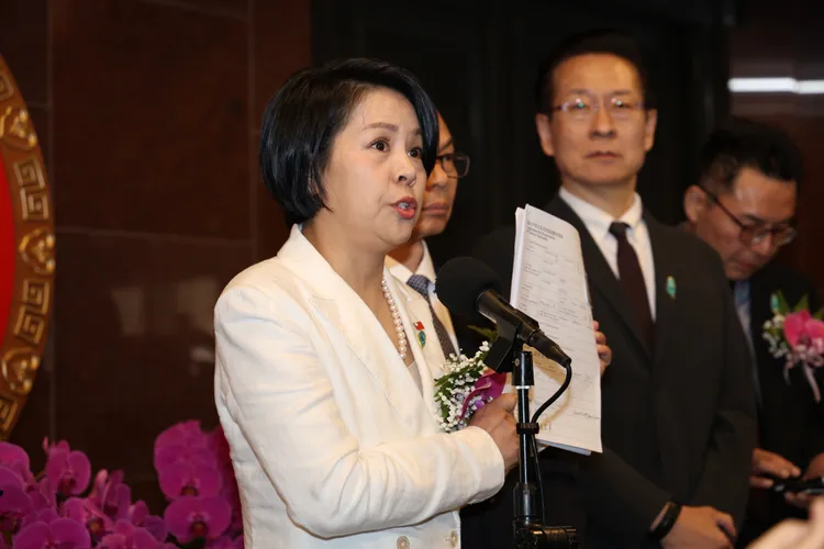 民眾黨立委李貞秀出示申請放棄中國籍申請文件。莊宗達攝