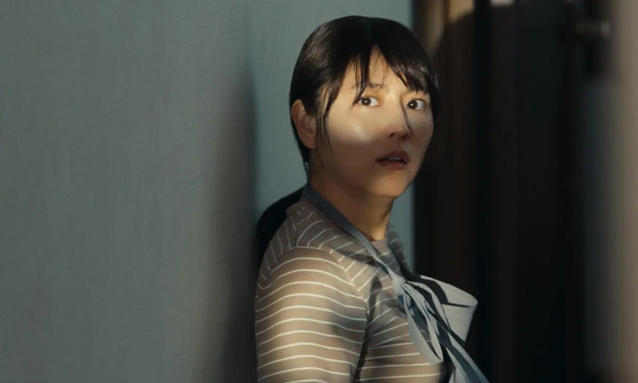 長澤雅美片中因痛失愛女，把鬼娃娃當成女兒替代品。華映娛樂提供