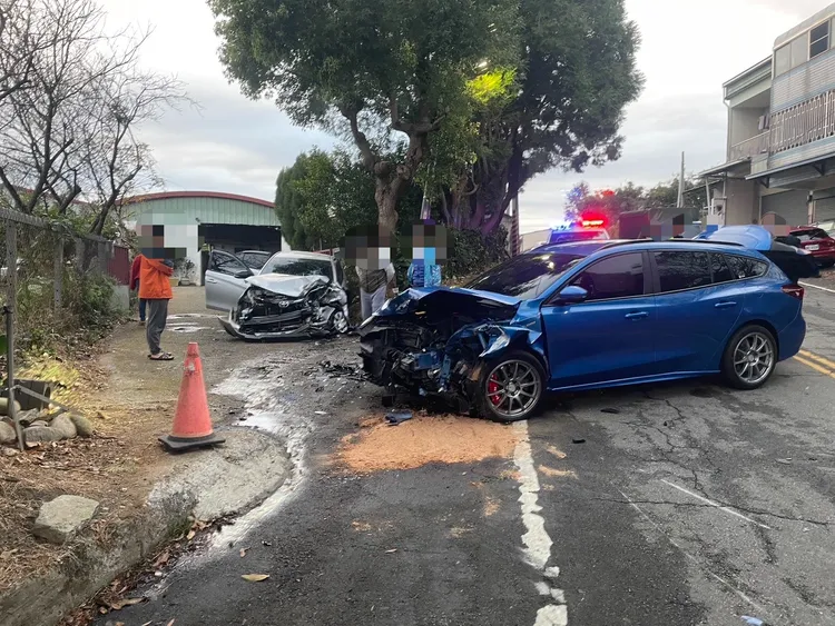2輛轎車對撞，車頭均嚴重毀損。民眾提供