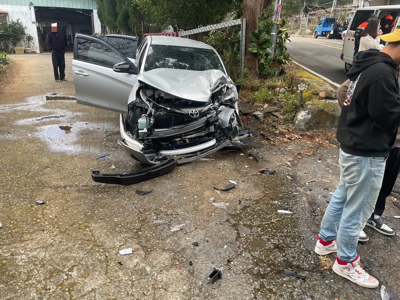 白色轎車遭逆向車輛撞擊。民眾提供