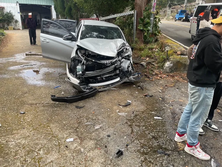白色轎車遭逆向車輛撞擊。民眾提供