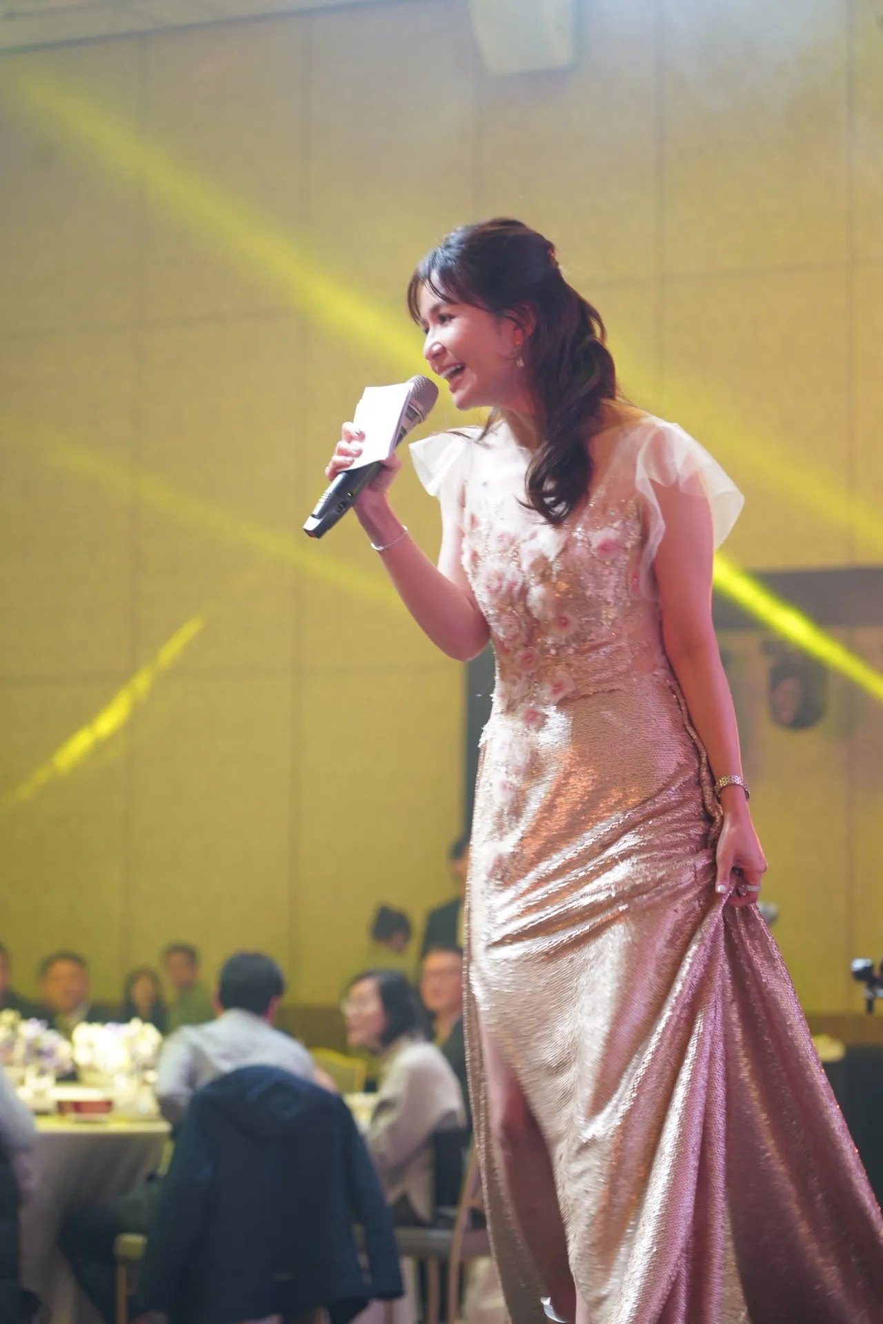 吳怡霈主持信驊尾牙，做足中英文專有名詞功課。翻攝自吳怡霈臉書