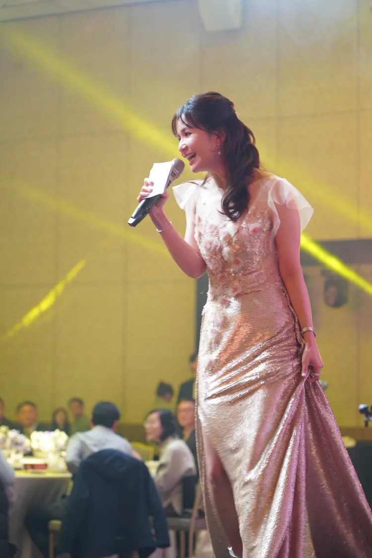 吳怡霈主持信驊尾牙，做足中英文專有名詞功課。翻攝自吳怡霈臉書