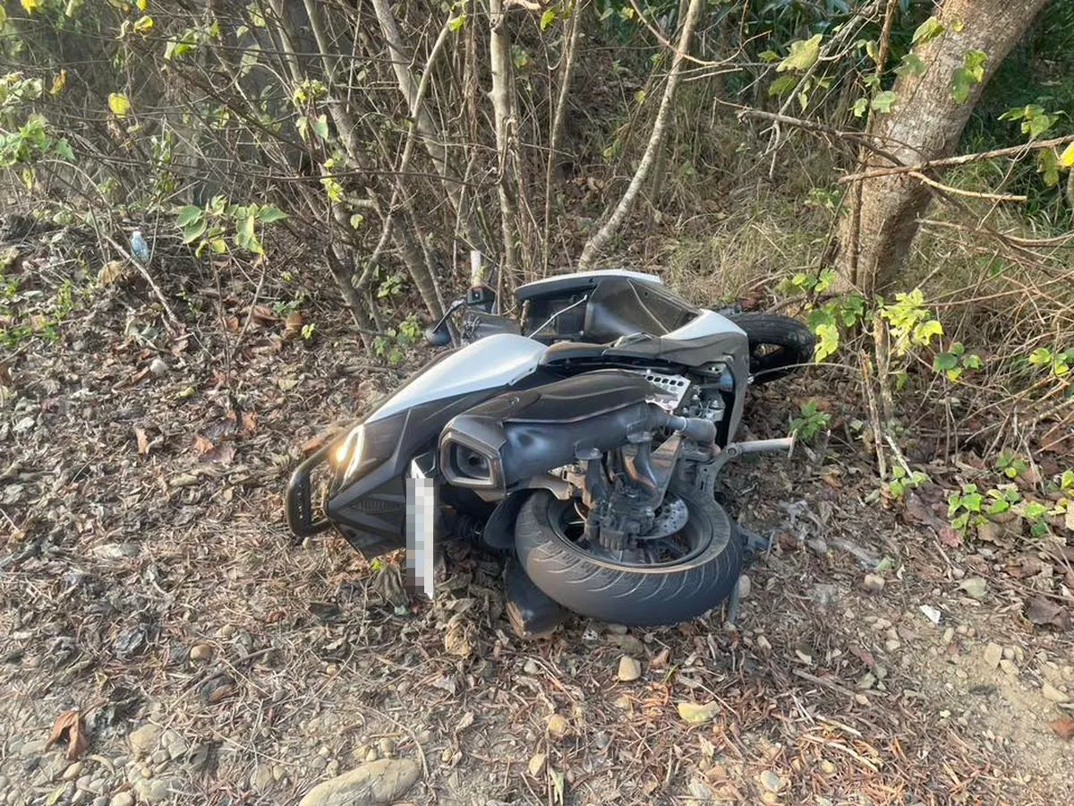 事故機車後輪胎紋幾乎 已磨平。民眾提供