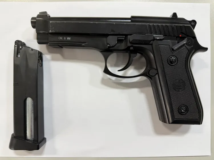 警方查扣瓦斯鎮暴槍2把、彈匣2個。翻攝畫面