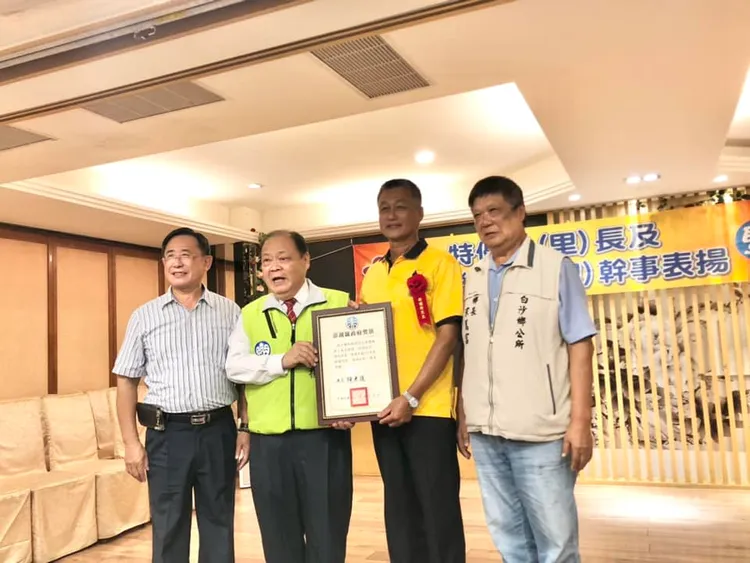 黃禮聰（右２）曾榮獲特優村長殊榮，並接受陳光復縣長頒獎。澎湖縣白沙鄉公所
