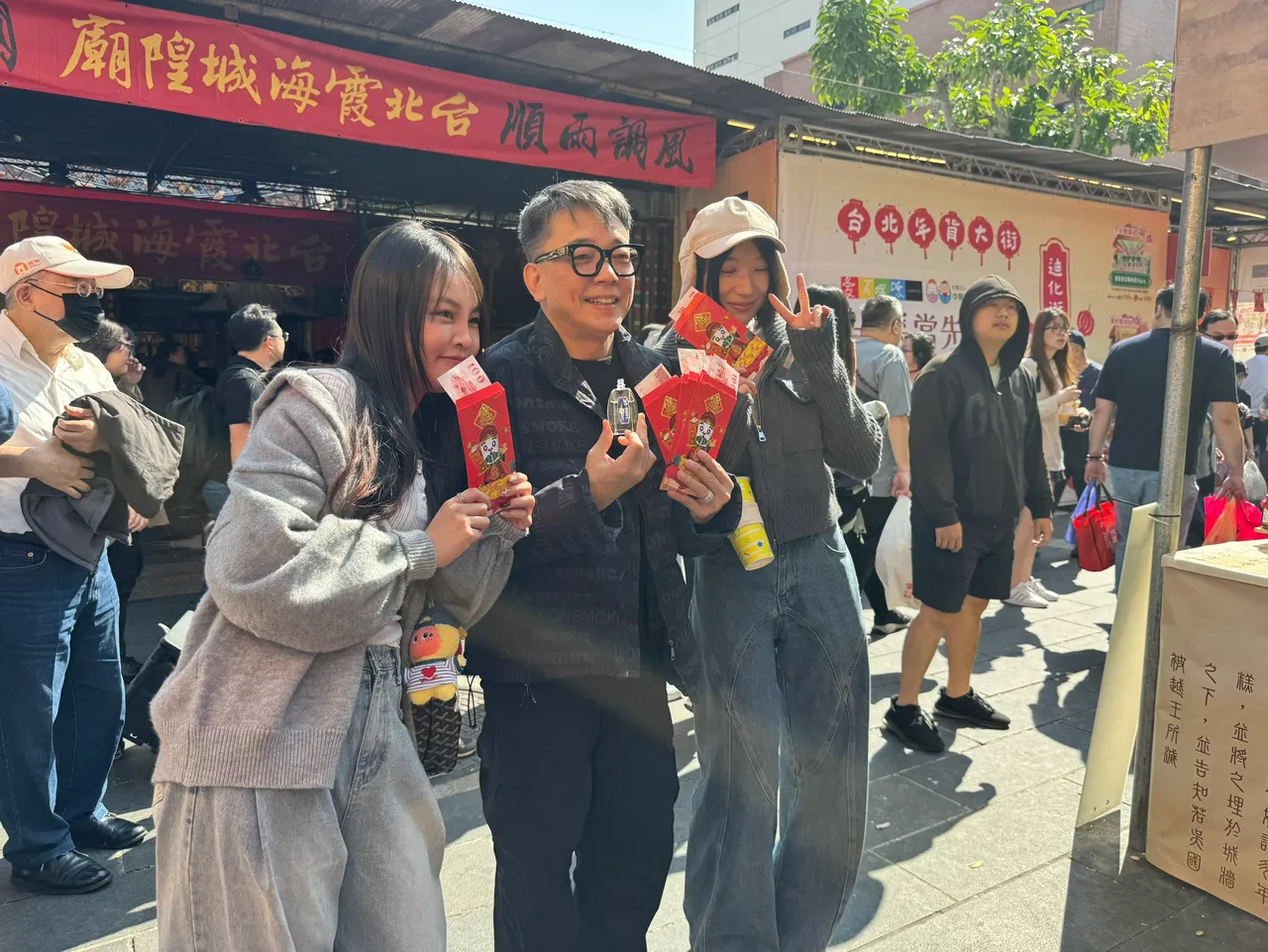 命理大師詹惟中在全台最靈驗的台北霞海城隍廟前廣場，發放限量紅包。民眾提供