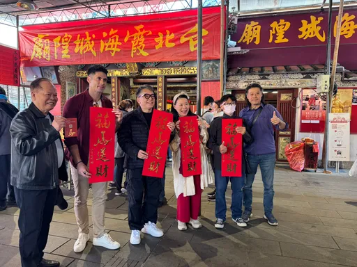 詹惟中現身大稻埕！月老廟前親授「發財油」招財秘術　豪發108個紅包助攻姻緣財氣