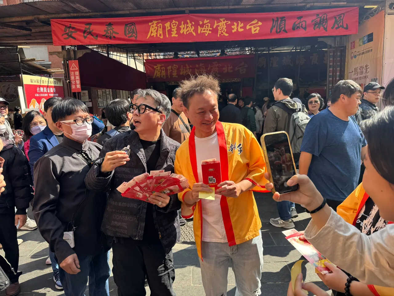 詹惟中老師與《Linking 368 Taiwan》製作人林暉博士於廟前合影。民眾提供