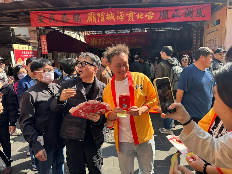 詹惟中老師與《Linking 368 Taiwan》製作人林暉博士於廟前合影。民眾提供