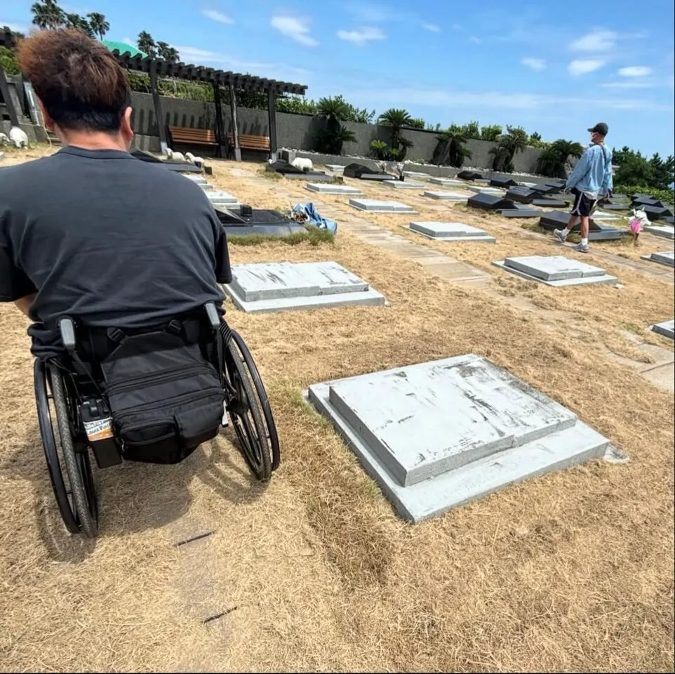 姜元來看著大S墓園，非常難過。翻攝姜元來IG