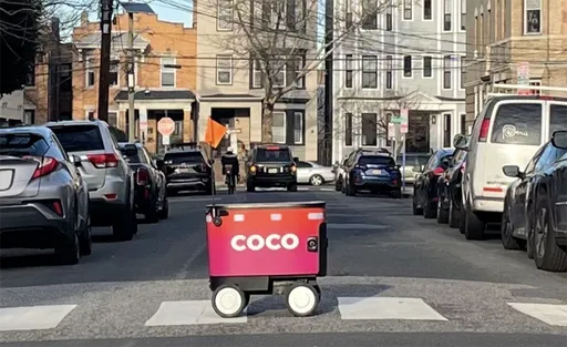 外送機器人暴走闖花園　屋主街頭狂追畫面超失控