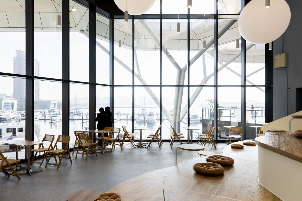 FOCUS 13是全台唯一擁有海景視野的商場。FOCUS 13提供