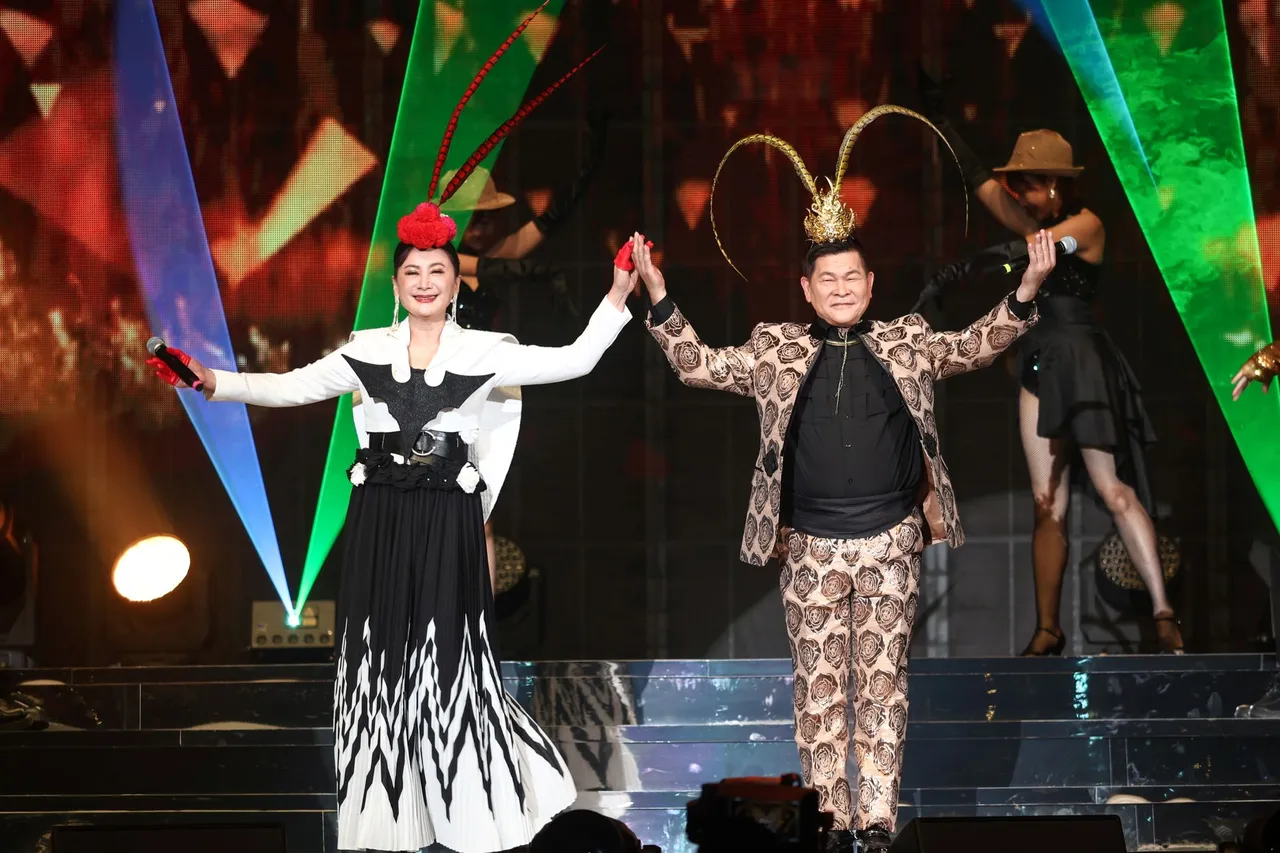 高流以藍寶石演唱會為主打。圖為澎恰恰與陳亞蘭以百老匯風格的歌舞秀熱場。高流提供