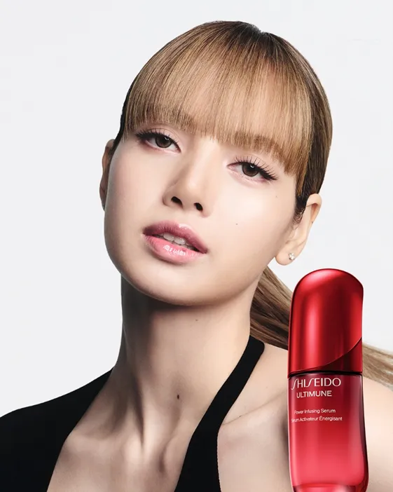 LISA成為資生堂（SHISEIDO）國際櫃「紅妍山茶花修護精華」全球代言人。品牌提供