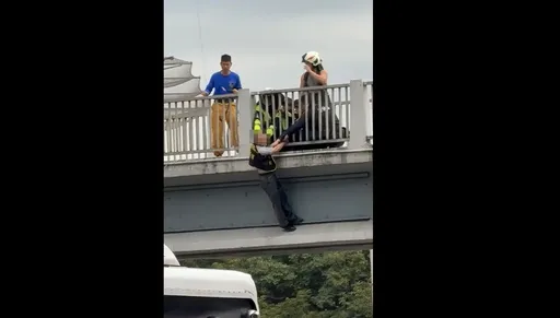 大哥又是你！抗議常客陳國榮連2天北車旁天橋鬧輕生　這次被強制就醫