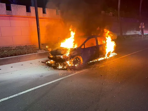 轎車失控打滑起火全毀！幸無人受傷　懷疑是這原因