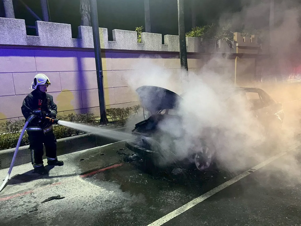 自小客失控打滑起火。翻攝畫面