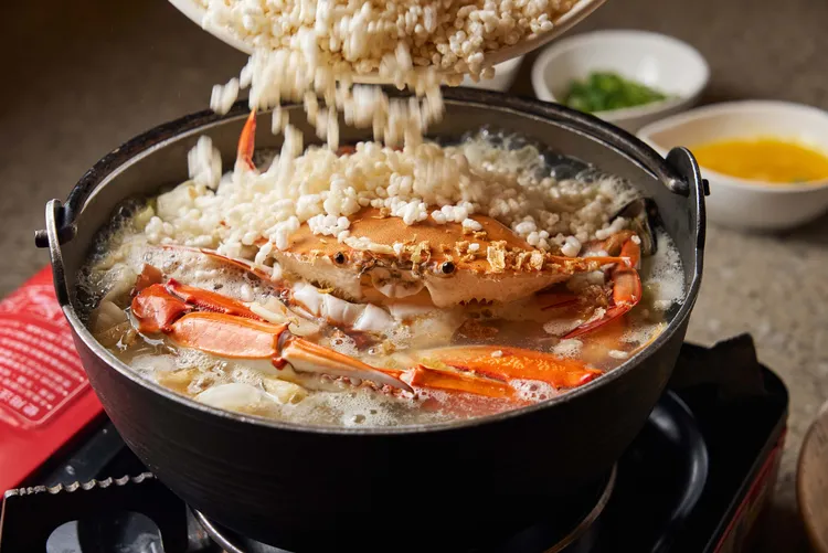 福容大飯店福隆福粵樓招牌菜「米香金湯海鮮鍋」。業者提供