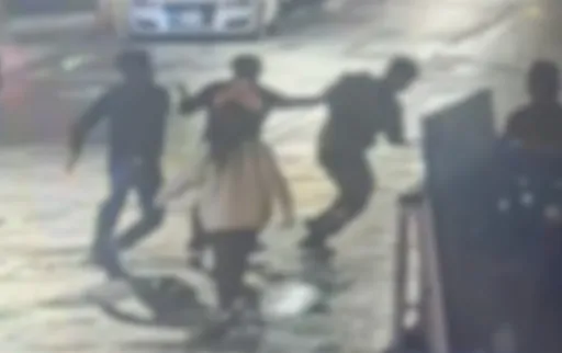 北市飲料店留遭留「1星負評」　女店長率眾當街「4打1」