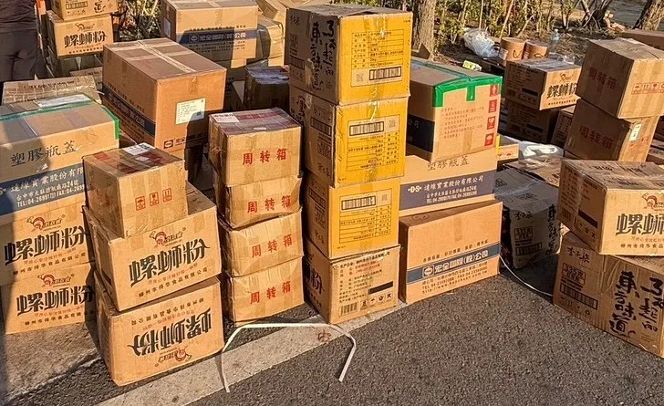 高雄關與福建調查處聯手查獲走私中國香菇及食品。翻攝畫面