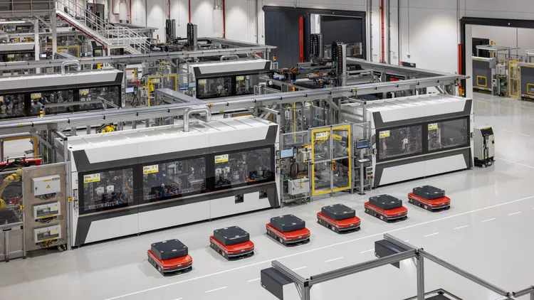 產線採用具備高度靈活性的「共線生產」模式，將純電版本與燃油引擎、混合動力車型於同一條產線製造，使保時捷能迅速應對市場需求的變化。原廠照片