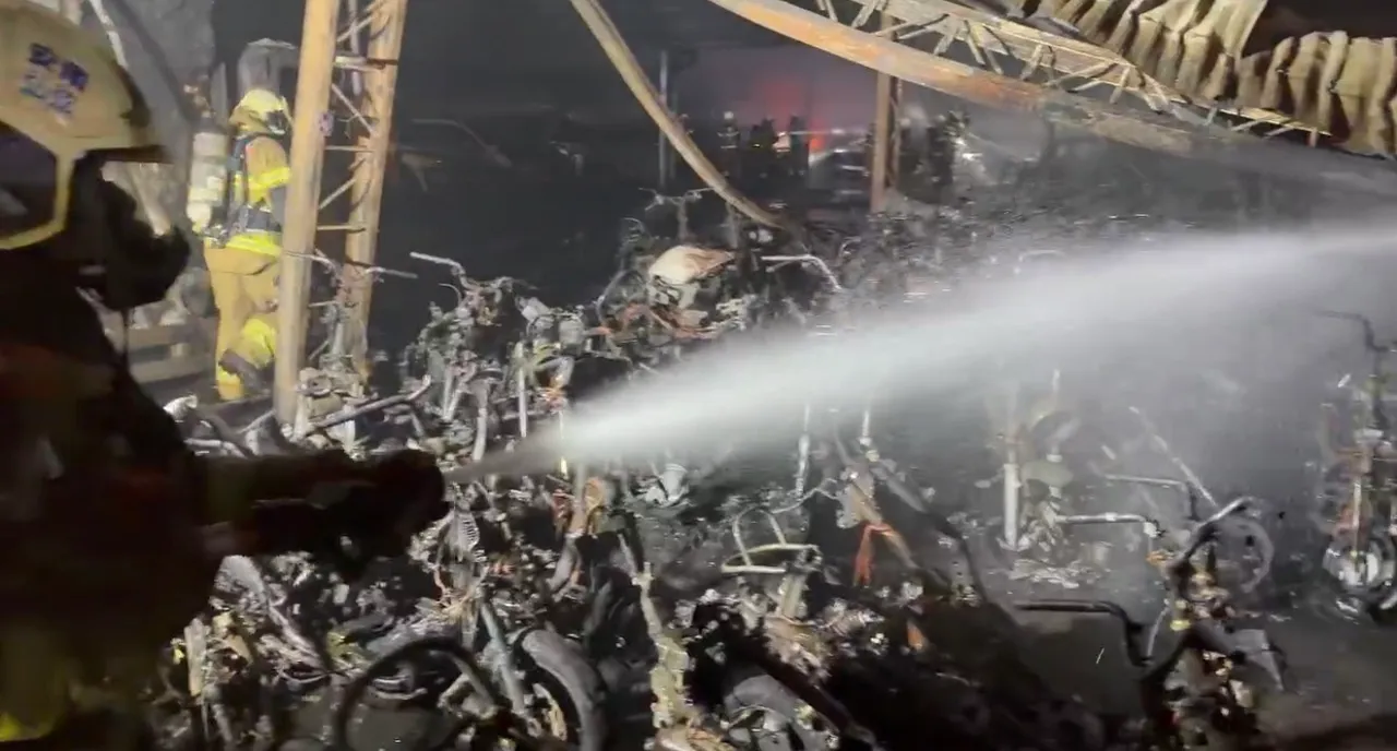 警消出動人車，約在1小時內撲滅火勢，但車輛付之一炬，損失慘重。民眾提供