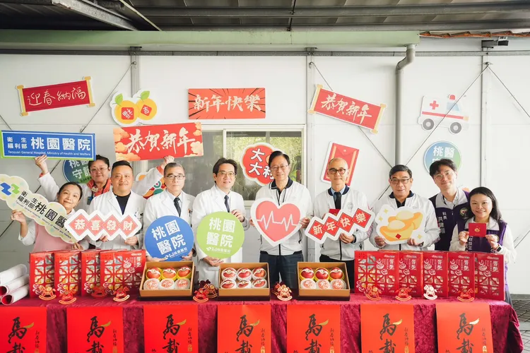 張善政春節慰勞急救責任醫院。桃園市府提供