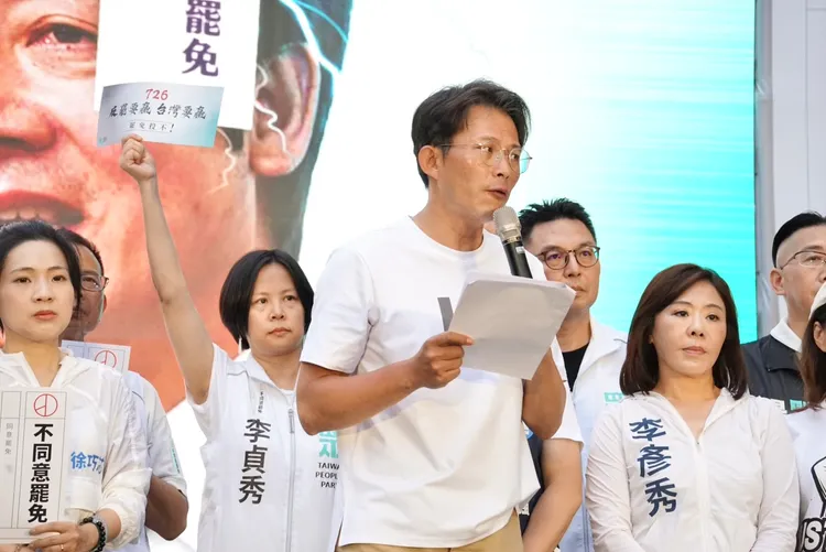 民眾黨主席黃國昌、民眾黨立委李貞秀出席反罷免集會。邱筠媜攝